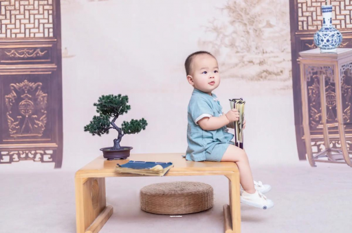 南充宝宝边吃奶边挣扎烦躁